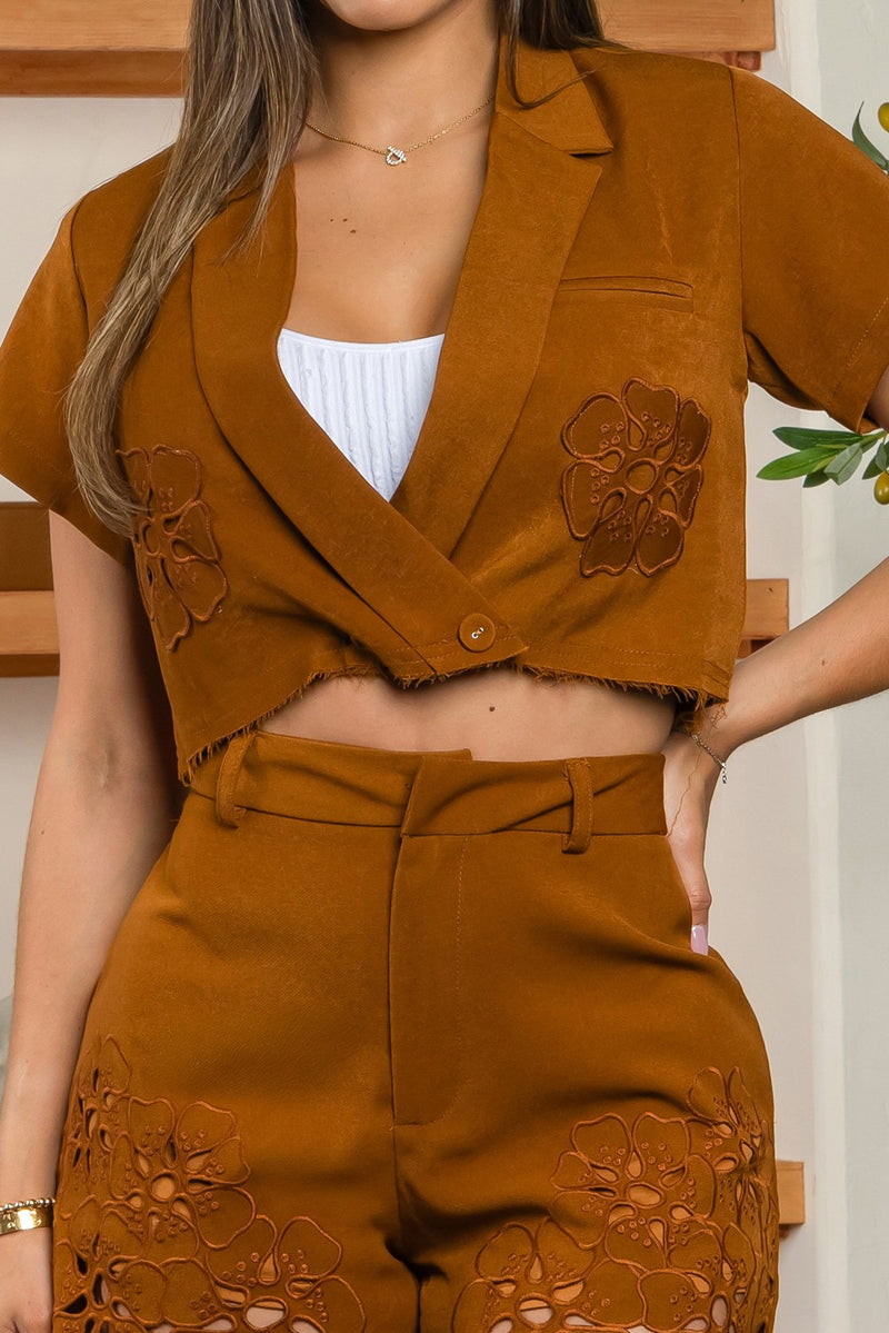 Collar Neck guipure 2 pieces short set
